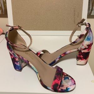Dream Pairs Floral Heel with strap